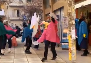 Θεσσαλονίκη: Μασκαράδες κατά της ακρίβειας – Αφαίρεσαν συσκευασίες ελαιολάδου και τις μοίρασαν σε πολίτες