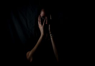 Βιασμός στην Αίγινα: «Η μητέρα μου δεν γνώριζε τίποτα – Ο πατριός μου τα έκανε όλα κρυφά»