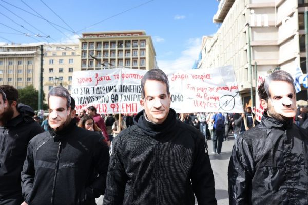 Στα σούπερ μάρκετ τροφίμων μπορούν πια να πάνε λίγοι, στα σούπερ μάρκετ πτυχίων μόνο οι πλούσιοι, στην κάλπη όμως όλοι