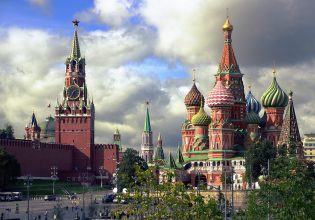 «Η Ρωσία δεν αναγνωρίζει τα εντάλματα σύλληψης του Διεθνούς Ποινικού Δικαστηρίου», λέει το Κρεμλίνο