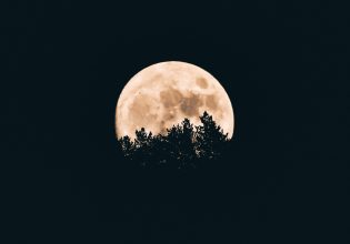 «Φεγγάρι του Σκουληκιού»: Η Πανσέληνος Μαρτίου κοσμεί απόψε τον νυχτερινό ουρανό