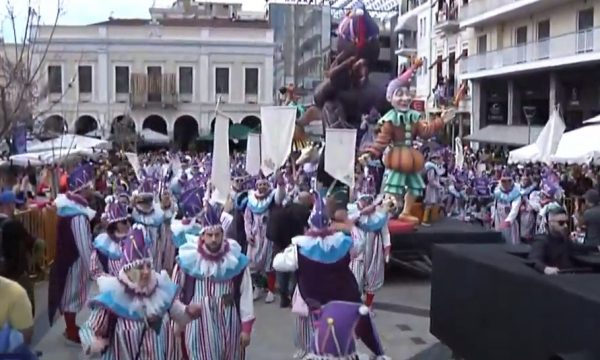 Πάτρα: Μέσα σε αστείρευτο κέφι ξεκίνησε η μεγάλη καρναβαλική παρέλαση