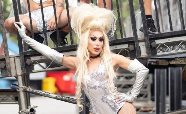 Η θρυλική drag queen Alaska «τα βάζει» με Τζο Μπάιντεν και Ντόναλντ Τραμπ για τις εκλογές του 2024