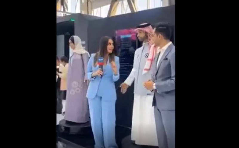 Το πρώτο αρσενικό ρομπότ της Σαουδικής Αραβίας παρενοχλεί γυναίκα δημοσιογράφο και προκαλεί οργή