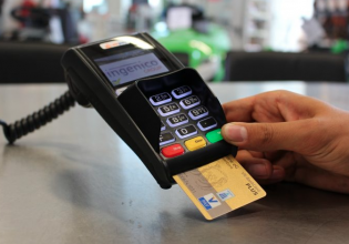 Τι αλλάζει από αύριο στις πληρωμές με κάρτα σε ταξί, περίπτερα και λαϊκές αγορές