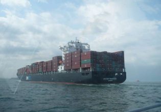 Ερυθρά Θάλασσα: Οι Χούθι λένε πως έβαλαν στο στόχαστρο αμερικανικό πλοίο με εμπορευματοκιβώτια
