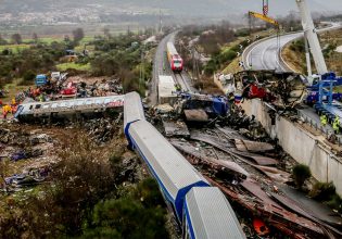 Τέμπη: Συμπληρωματική μήνυση από τους συγγενείς των θυμάτων – «Δεν γλιτώνουν τα κάγκελα της φυλακής»