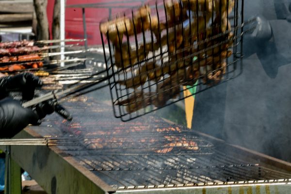 Τσικνοπέμπτη: Λένε «όχι» στις «ψησταριές της χαράς» στα σχολεία – Ζητούν παρέμβαση του Πιερρακάκη