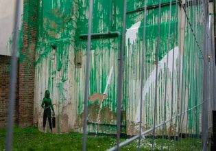 Banksy: Άγνωστοι βανδάλισαν το έργο του στο Λονδίνο
