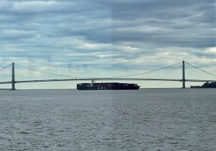 Νέα Υόρκη: Παραλίγο νέα σύγκρουση φορτηγού πλοίου με γέφυρα