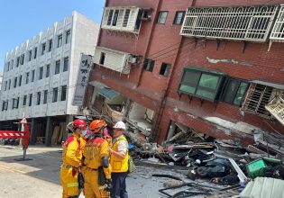 Σεισμός στην Ταϊβάν: Ξύπνησαν μνήμες 1999 – Πολίτες εγκλωβισμένοι σε σήραγγες και 50 αγνοούμενοι