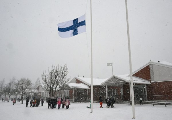 Φινλανδία: Μεσίστιες οι σημαίες για τον 12χρονο που έπεσε νεκρός από πυροβολισμούς σε σχολείο