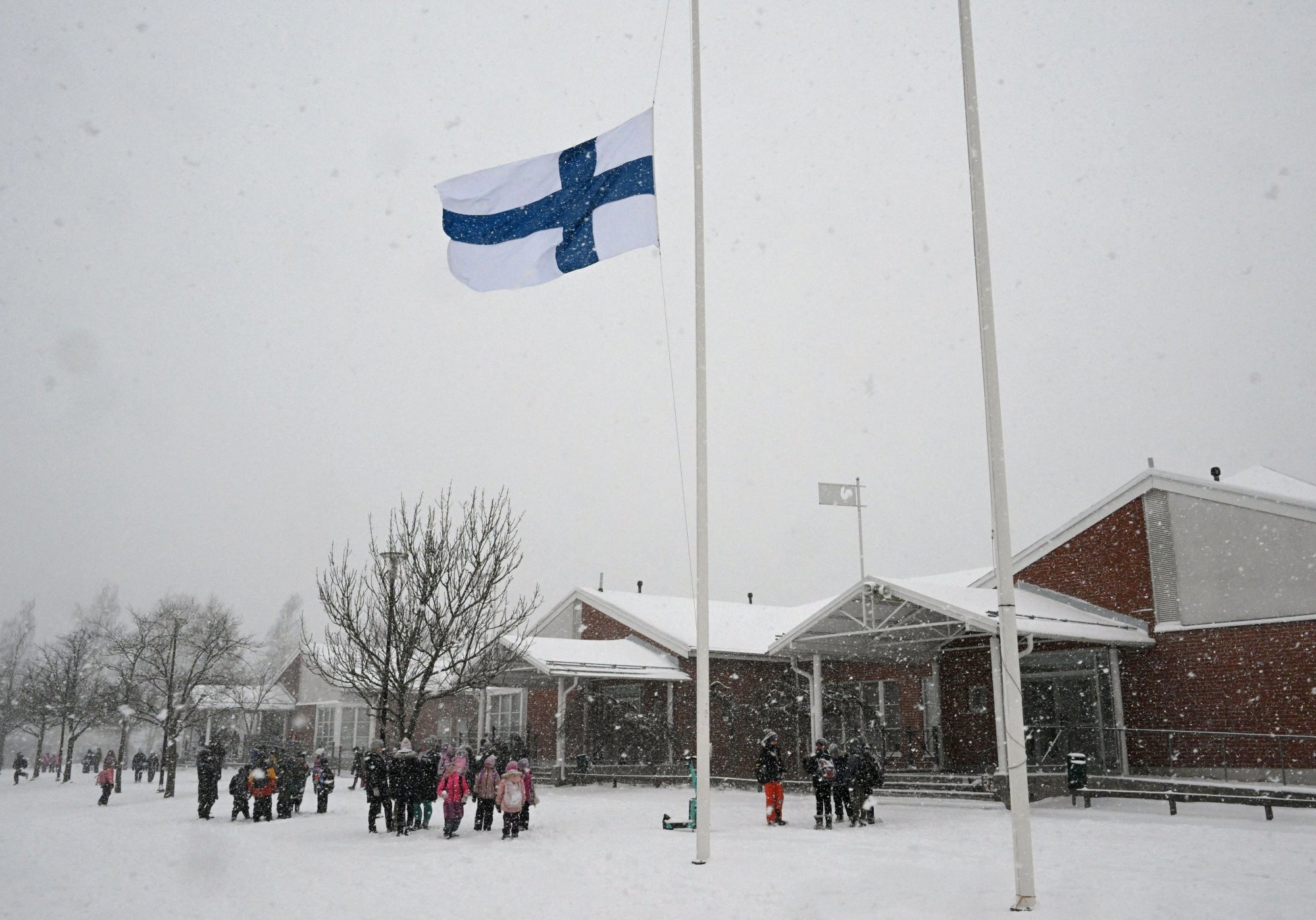 Φινλανδία: Μεσίστιες οι σημαίες για τον 12χρονο που έπεσε νεκρός από πυροβολισμούς σε σχολείο