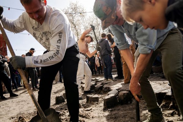 Κοπεγχάγη: Οι κάτοικοι στην Christiania τα έβαλαν με τις συμμορίες – Ξήλωσαν την «Οδό για τα βαποράκια»