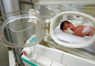 Γάζα: Μωρό γεννήθηκε πρόωρα με καισαρική ορφανό και από τους δύο γονείς