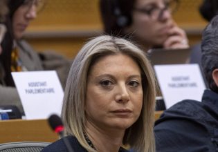 Στο ευρωκοινοβούλιο εκ νέου η Μαρία Καρυστιανού – Θα μιλήσει σε εκδήλωση για τα Τέμπη