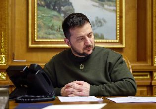 Ουκρανία: Δεν έχουμε αρκετά πυρομαχικά, λέει ο Ζελένσκι – Πιστεύει ότι το Κογκρέσο θα εγκρίνει τη βοήθεια