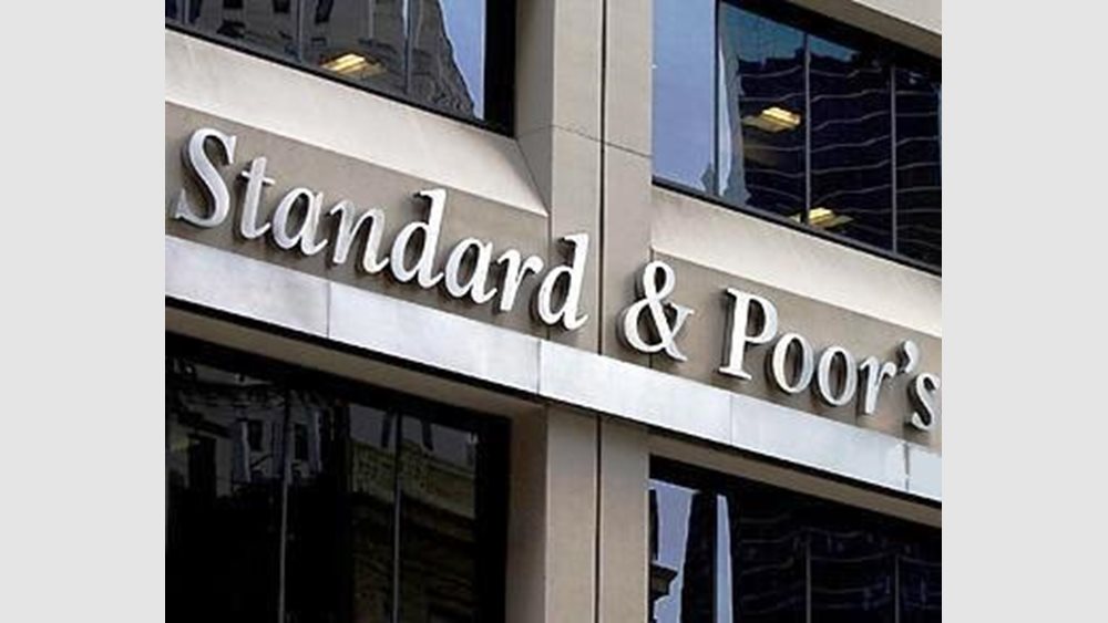 Standard & Poors: Διατήρησε την αξιολόγηση της Ελλάδας στο ΒΒΒ-, αναβάθμισε τις προοπτικές
