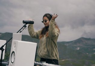 Ποια είναι η Billie Kark – Το απόλυτο viral φαινόμενο του TikTok που «μπλέκει» παραδοσιακή και techno μουσική