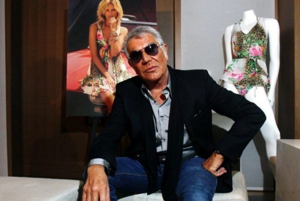 Η Καίτη Γαρμπή αποχαιρετά τον Roberto Cavalli με μια κοινή φωτογραφία τους