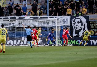 Τέμπη: Πανό για τη Μαρία Καρυστιανού σε γήπεδο – «Καμία ειρήνη χωρίς δικαιοσύνη»