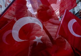 Τουρκία: Υποχωρεί η λίρα μετά τις εκλογές – Επιστροφή στα Erdoganomics φοβούνται οι αγορές