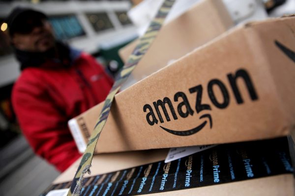 Πώς η Amazon προσπαθεί να αντιμετωπίσει τα βουνά από πεταμένα χαρτόκουτα