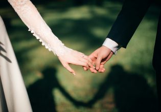 Φλόριντα: Ενθουσιασμένη νύφη αρπάζει λάθος άντρα και γίνεται viral (βίντεο)