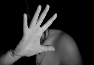 Πάτρα: Τηλεφώνημα για περιστατικό ενδοοικογενειακής βίας – «Απείλησε ότι θα σφάξει την κόρη µου»