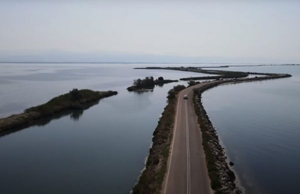 Κορωνησία Άρτας: Η μαγική διαδρομή σε έναν δρόμο δέκα χιλιομέτρων «πάνω» στη θάλασσα στον Αμβρακικό