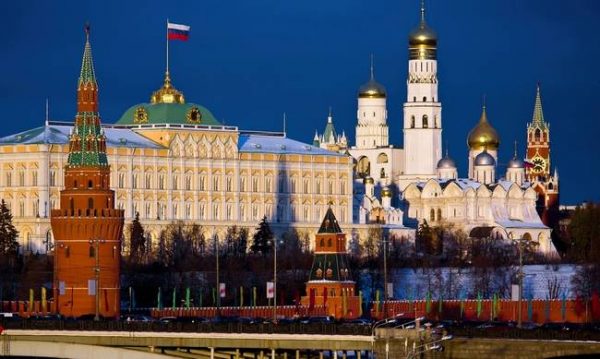 Politico: Γιατί το Ηνωμένο Βασίλειο μπορεί να μην κατασχέσει ποτέ ρωσικά περιουσιακά στοιχεία