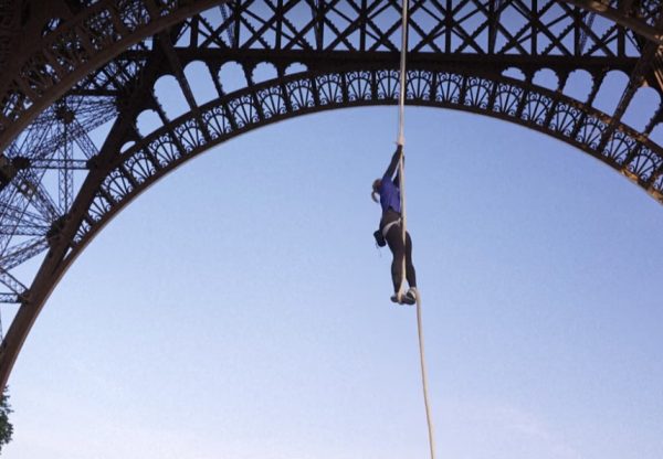 Πύργος του Άιφελ: Γαλλίδα «έσπασε» το ρεκόρ αναρρίχησης με σκοινί
