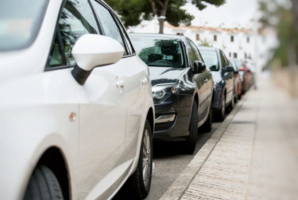 Αυτό είναι το λάθος που κάνουμε όλοι όταν παρκάρουμε – Η κίνηση που ξεχνάμε και μπορεί να μας κοστίσει ακριβά