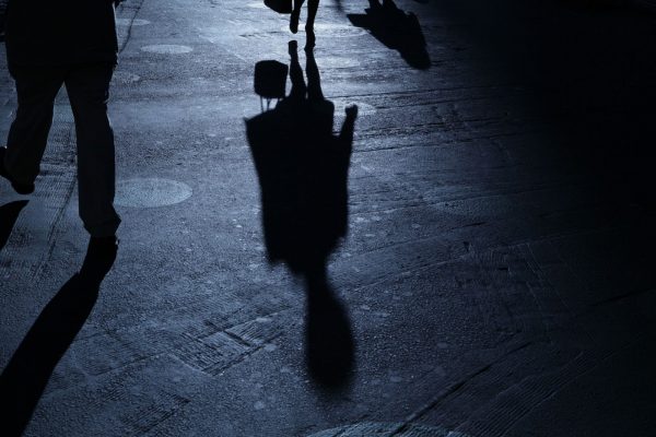 Stalking: Θύματα περιγράφουν πώς «έπεσαν» στα δίχτυα εμμονών «κυνηγών»