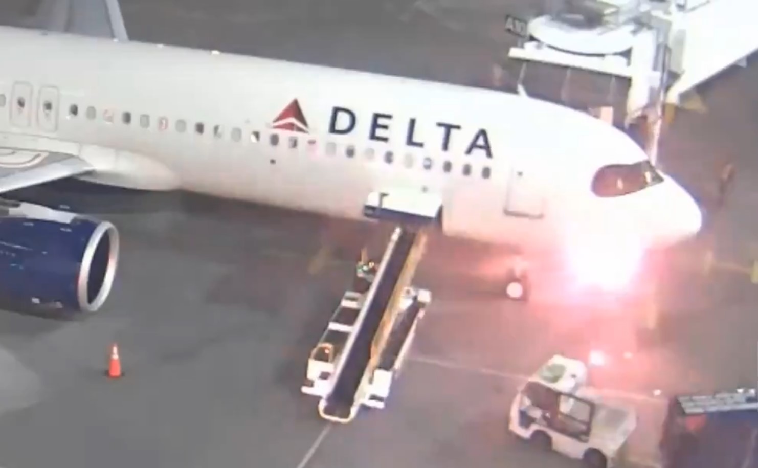 ΗΠΑ: Πανικός ανάμεσα σε 189 επιβάτες έπειτα από έκρηξη σε αεροσκάφος της Delta Airlines - Ακολούθησε εκκένωση