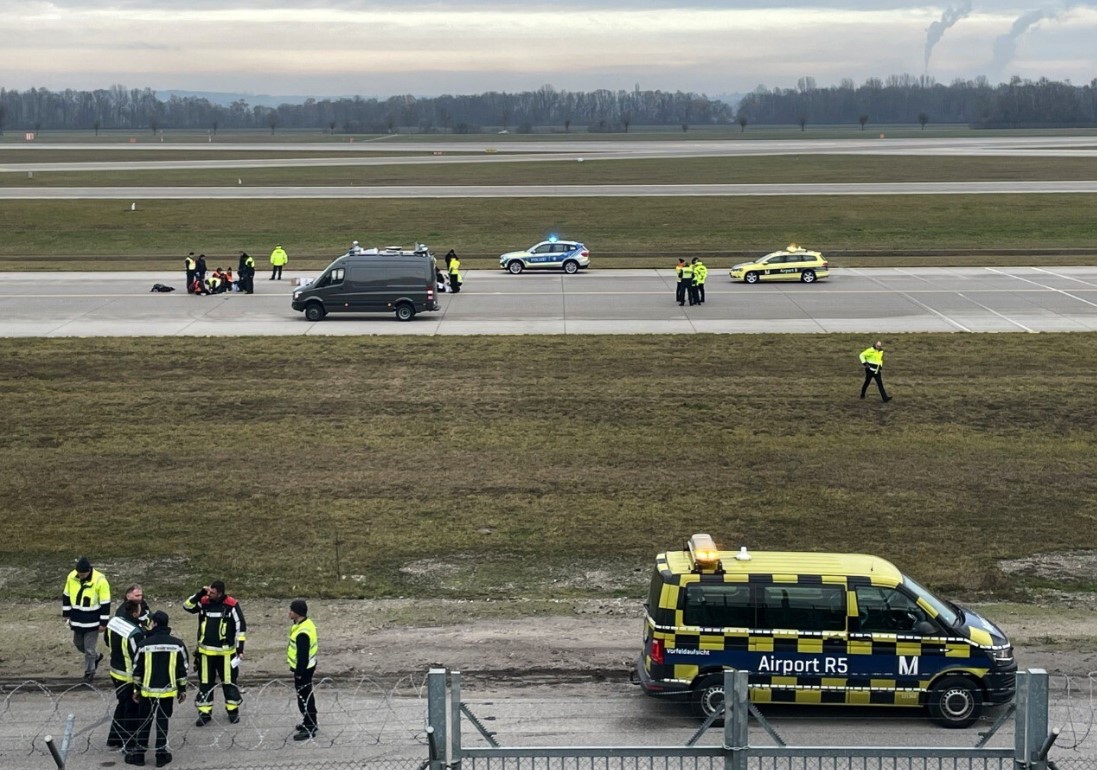 Γερμανία: Ακτιβιστές για το κλίμα παρέλυσαν τη λειτουργία του αεροδρομίου στο Μόναχο - Οκτώ συλλήψεις