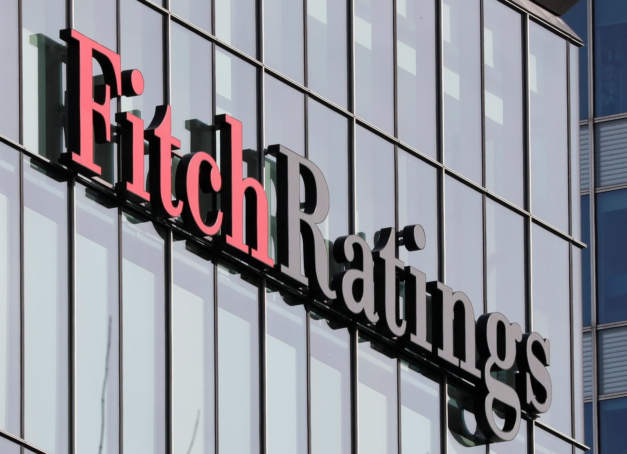 Θετική έκπληξη από τη σημερινή αξιολόγηση της Fitch αναμένει η κυβέρνηση – Τα σενάρια