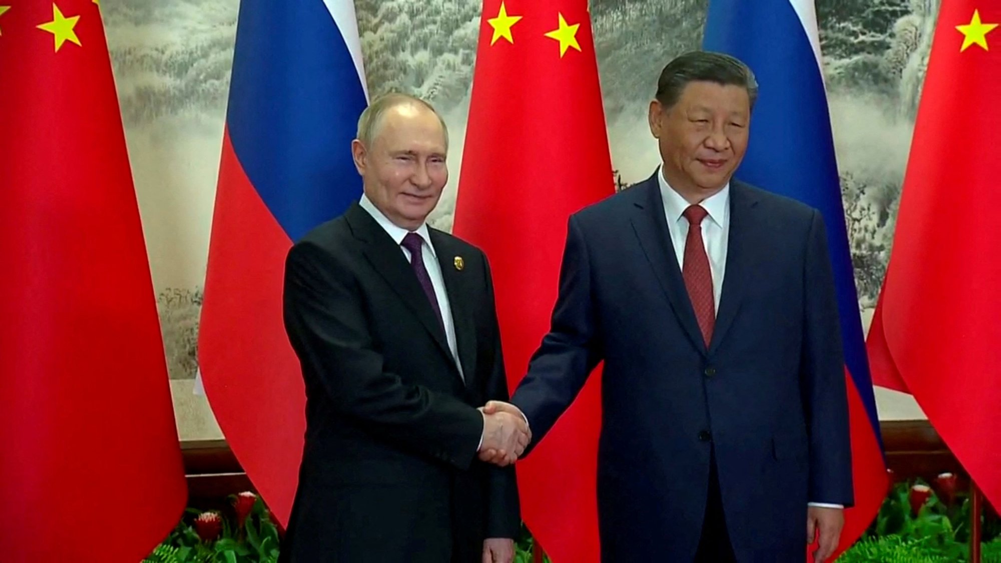 Συνάντηση Σι Τζινπίνγκ και Πούτιν στο Πεκίνο - Αντάλλαξαν θερμή χειραψία