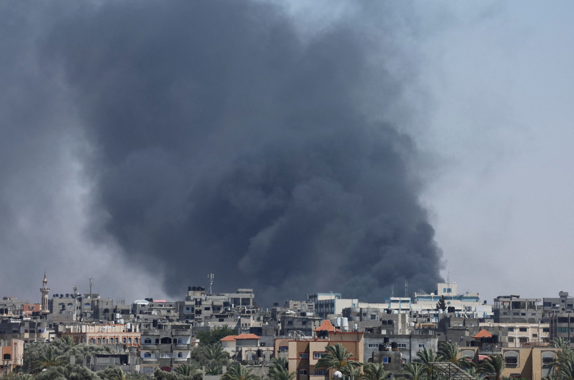 Το Ισραήλ βομβαρδίζει τη Ράφα μετά την απόφαση του Διεθνούς Δικαστηρίου - Πλήγματα και στην κεντρική Γάζα