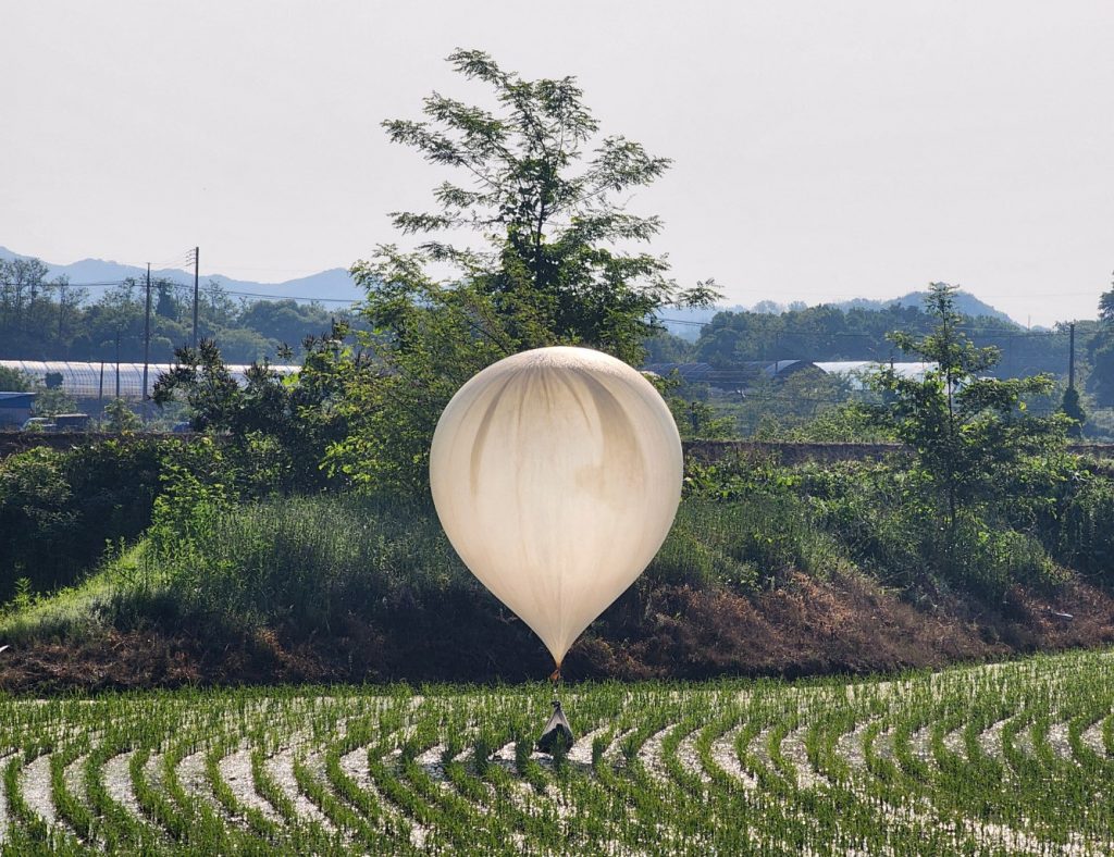 Β.Κορέα: Έστειλε με μπαλόνια κοπριά, σκουπίδια, πάνες και αποτσίγαρα στη Νότια Κορέα