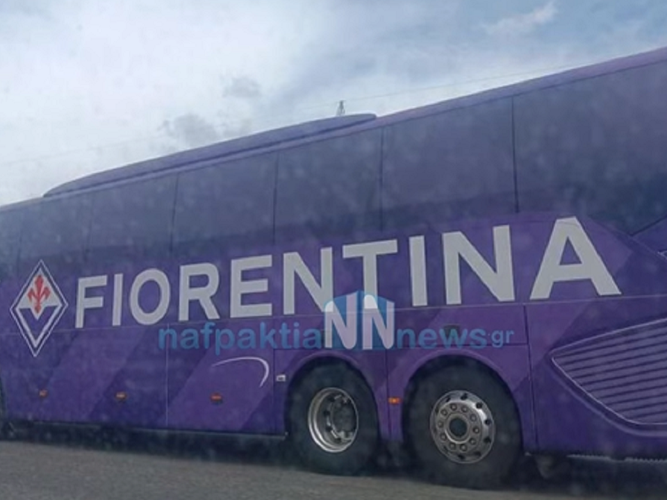 Στην Ελλάδα το λεωφορείο της Φιορεντίνα - Βίντεο από τα διόδια της Ελευσίνας