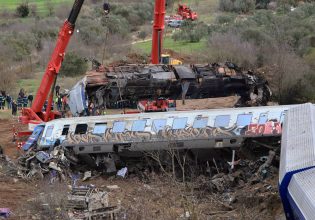 Νέα Αριστερά: Μετά τη συγκάλυψη στα Τέμπη, η κυβέρνηση αντιμετωπίζει με ξύλο και ύβρεις συγγενείς των θυμάτων