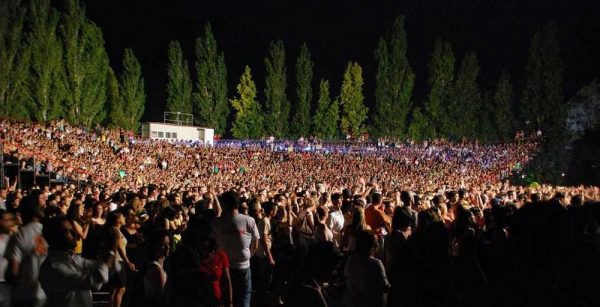 Τι θα δούμε το καλοκαίρι στο θέατρο Βράχων – Πλούσιο και πολυσυλλεκτικό το πρόγραμμα