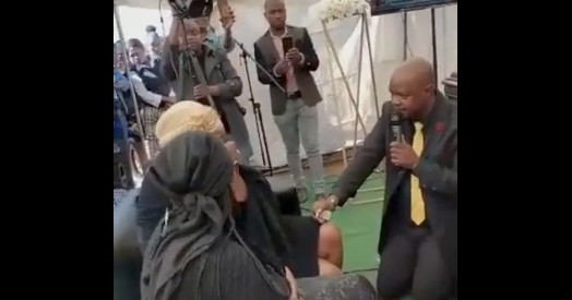 ΗΠΑ: Της έκανε πρόταση γάμου στη κηδεία του πατέρα της  - Πώς αντέδρασε η γυναίκα (βίντεο)