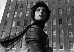 Cindy Sherman – Οι εύθραυστες, δυναμικές, ανατρεπτικές φωτογραφίες της στο Μουσείο Κυκλαδικής Τέχνης