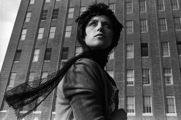 Cindy Sherman – Οι εύθραυστες, δυναμικές, ανατρεπτικές φωτογραφίες της στο Μουσείο Κυκλαδικής Τέχνης