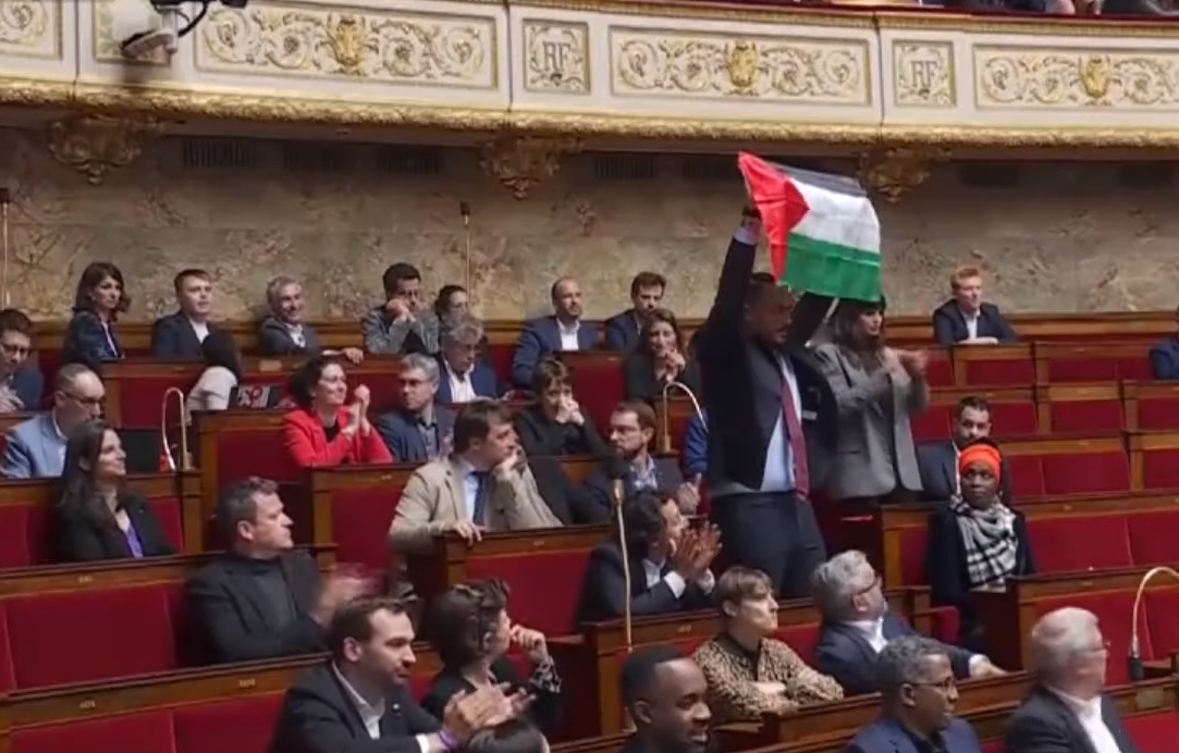 Γαλλία: Bουλευτής ύψωσε παλαιστινιακή σημαία στην Εθνοσυνέλευση
