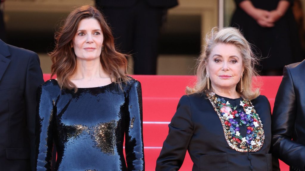 Γνωρίζατε την κόρη της Catherine Deneuve με τον Marcello Mastroianni; Η stylish εμφάνιση με τη μητέρα της στις Κάννες