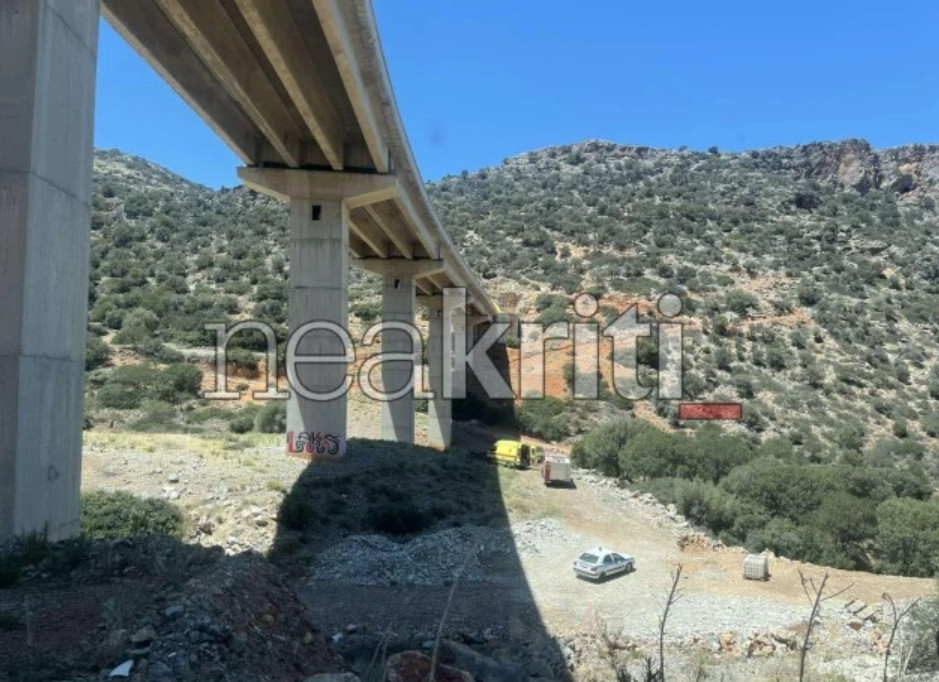 Κρήτη: Μαθήτρια η 17χρονη που έπεσε από γέφυρα - «Ακροβατούσε για ώρα στην προστατευτική μπάρα του ΒΟΑΚ»