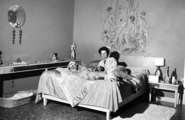 Τέχνη, σεξ και σκύλοι: Η ζωή της avant garde περσόνας Peggy Guggenheim